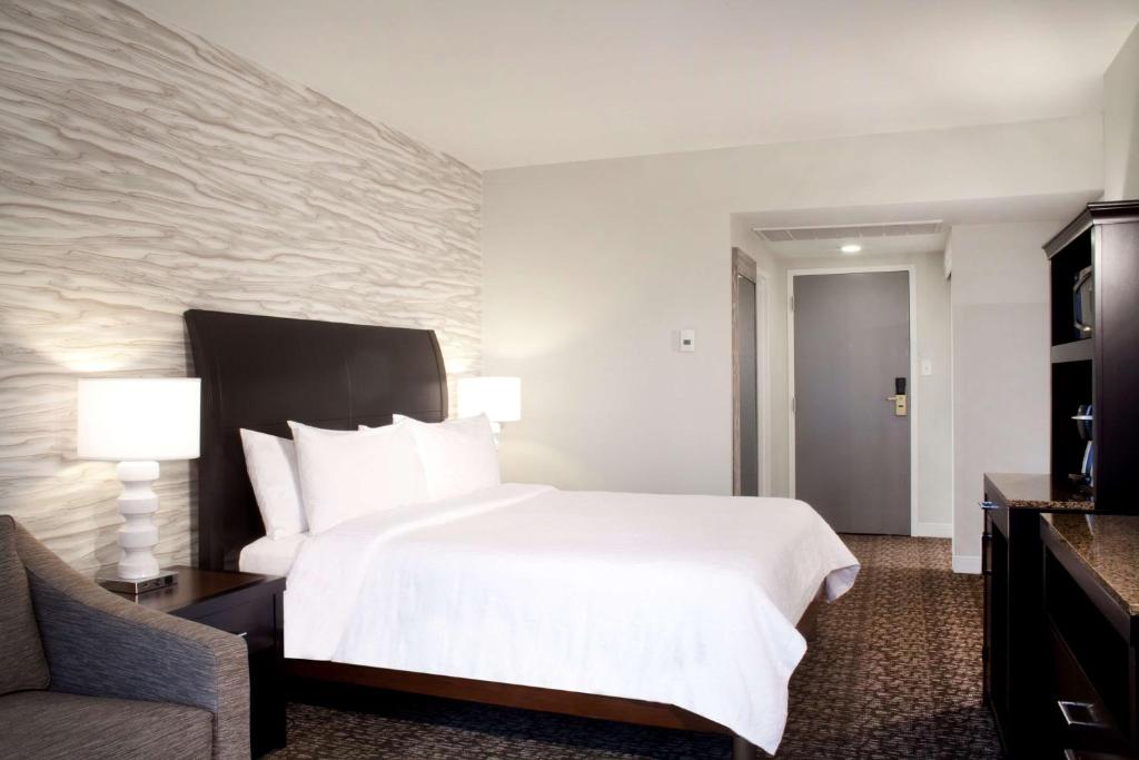 Hilton Garden Inn Austin Downtown-Convention Centerにあるベッド