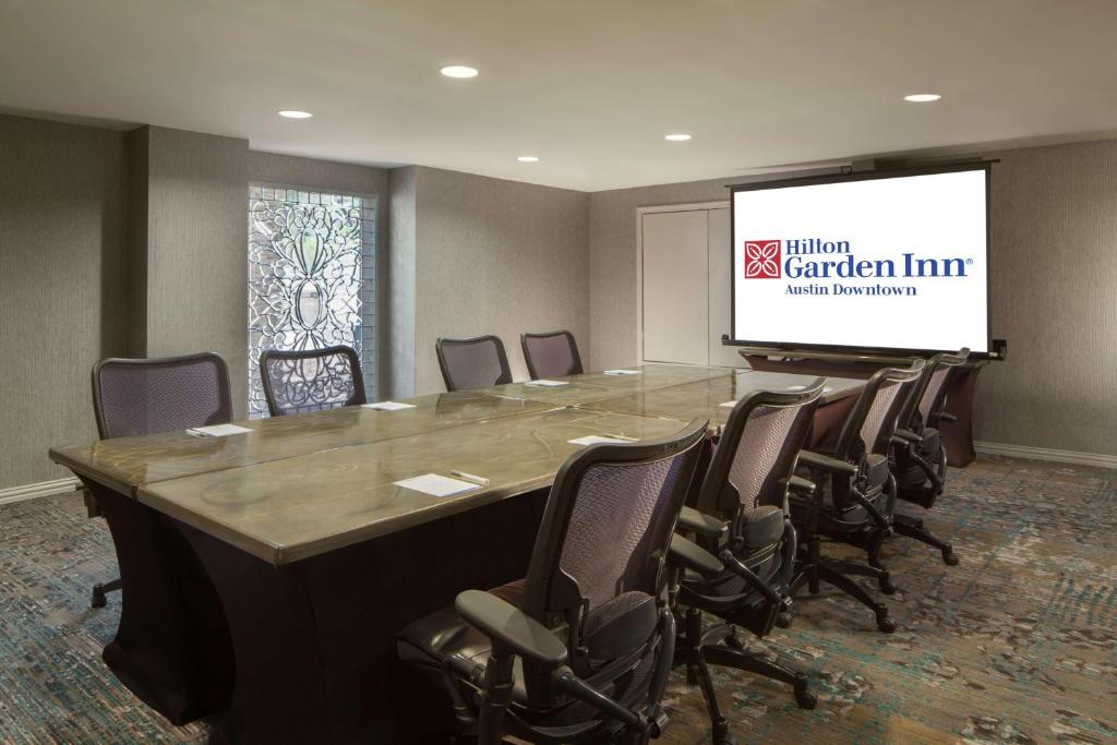 Hilton Garden Inn Austin Downtown-Convention Centerにあるビジネスエリアまたは会議室