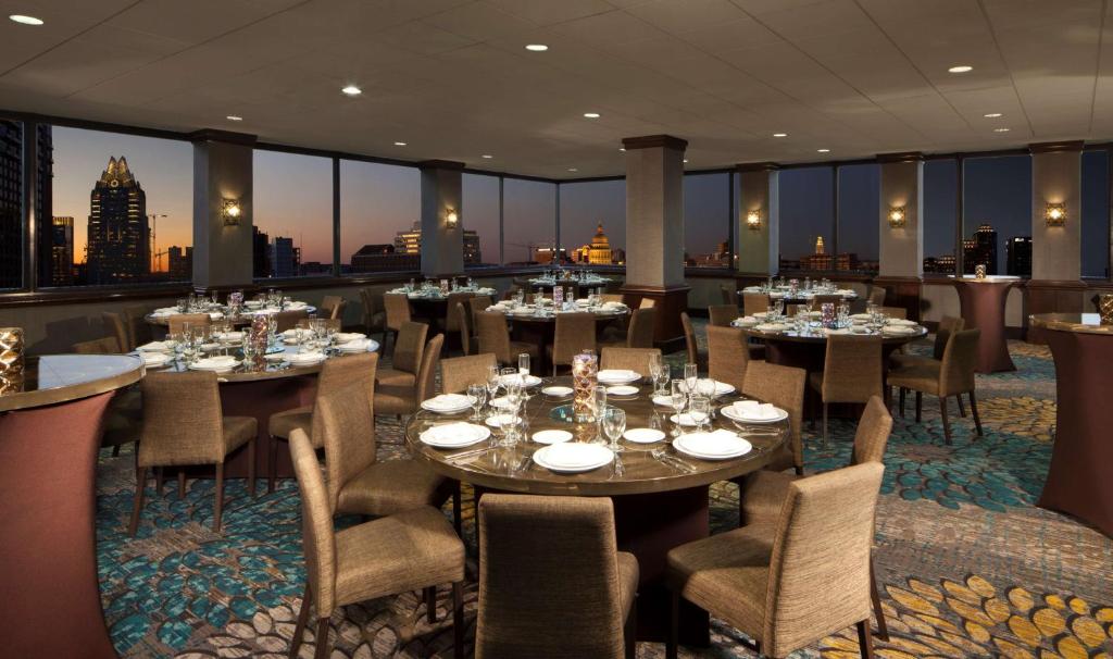Hilton Garden Inn Austin Downtown-Convention Centerにあるレストランまたは飲食店