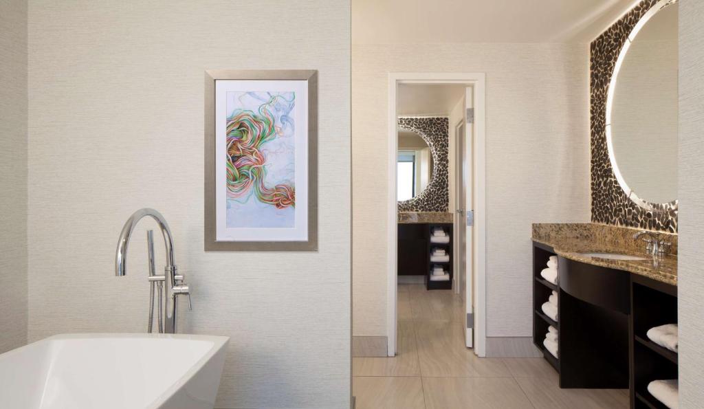 Hilton Garden Inn Austin Downtown-Convention Centerにあるバスルーム