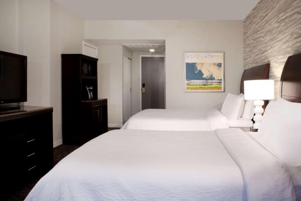 Hilton Garden Inn Austin Downtown-Convention Centerにあるベッド