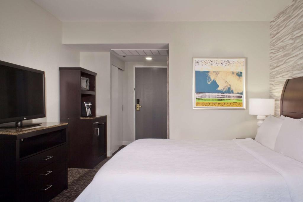 Hilton Garden Inn Austin Downtown-Convention Centerにあるベッド