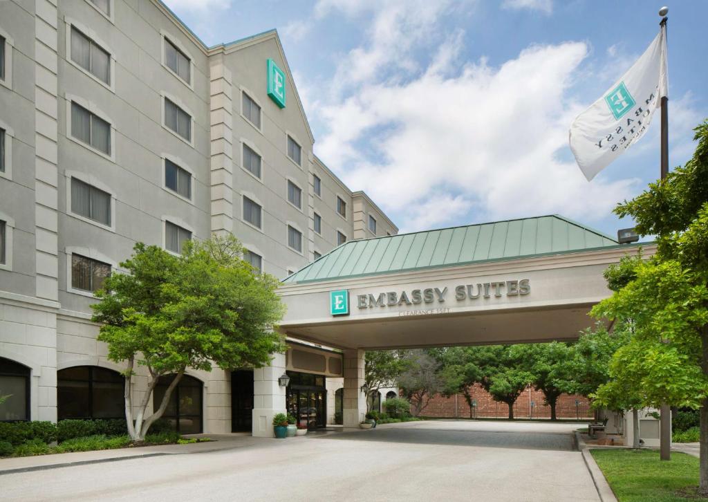 達拉斯的住宿－Embassy Suites by Hilton Dallas Near the Galleria，干草套房酒店入口的 ⁇ 染