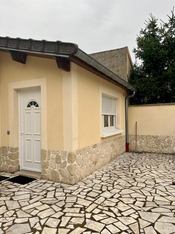 a house with a white door and a stone driveway at Appartement individuel situé à Créteil proche Henri Mondor in Créteil