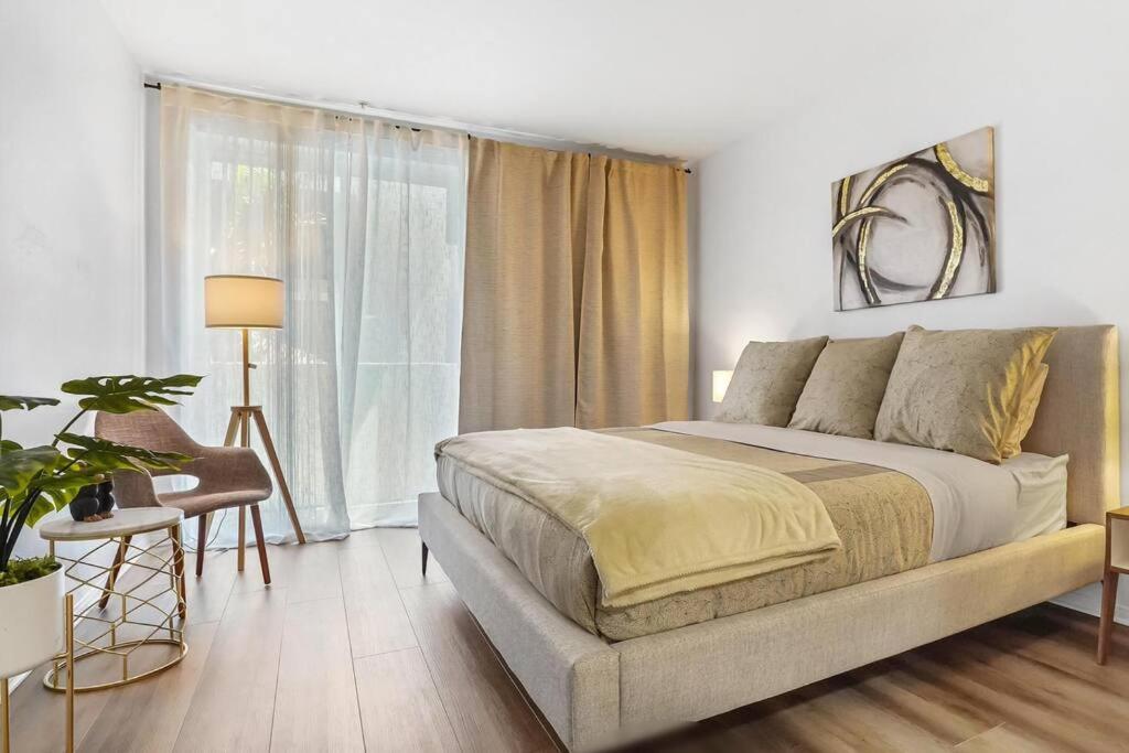 Postel nebo postele na pokoji v ubytování Swim, Dine, Relax in Marina Del REY