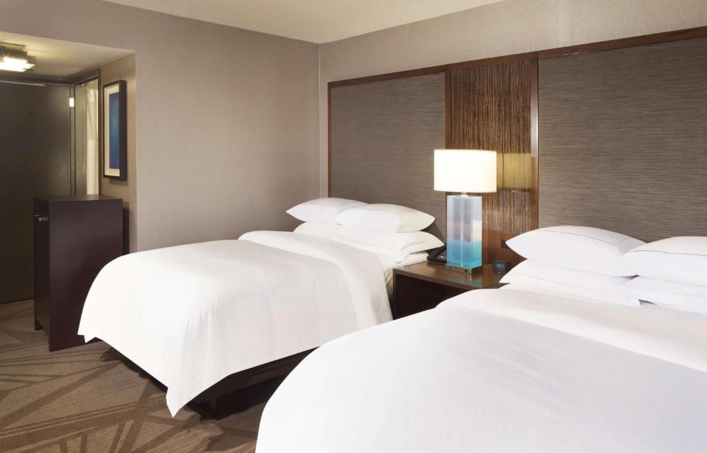 Postel nebo postele na pokoji v ubytování Hilton Parsippany