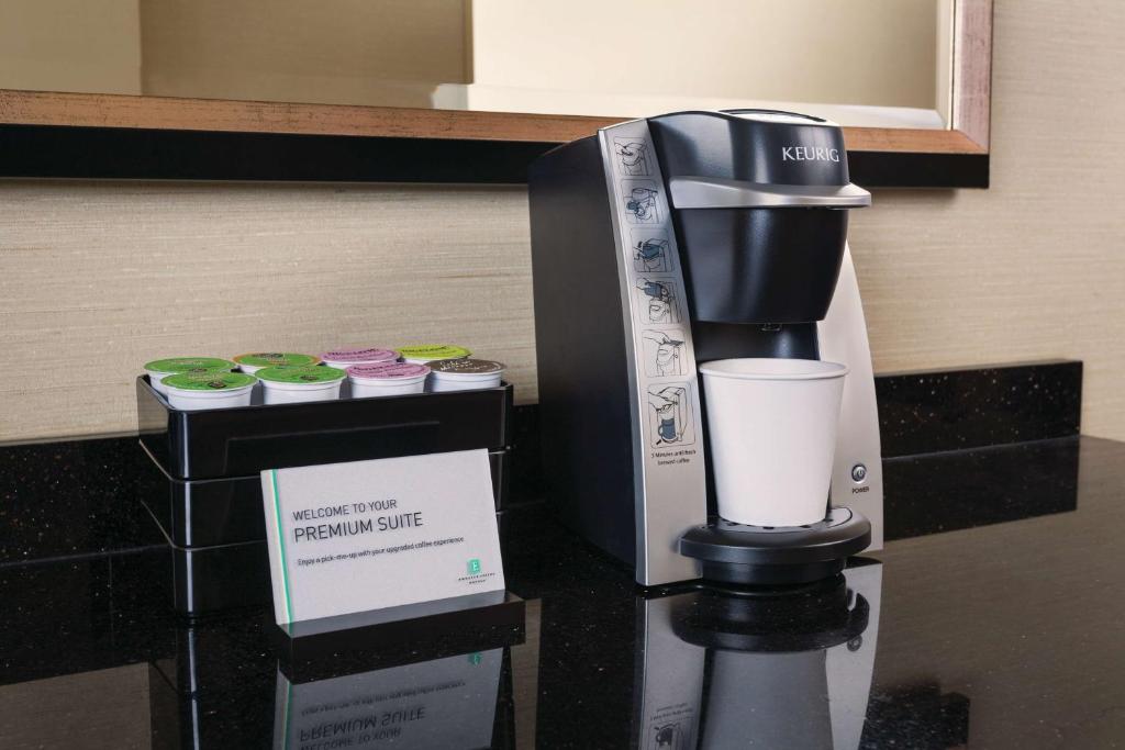 Příslušenství pro přípravu čaje a kávy v ubytování Embassy Suites by Hilton Flagstaff