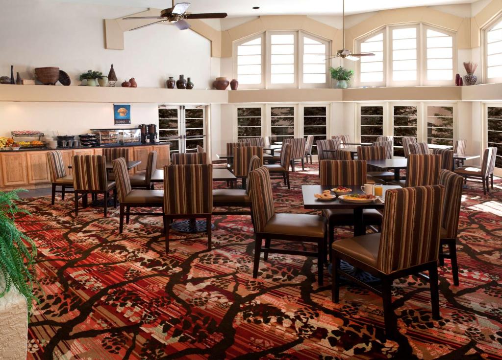 Restaurace v ubytování Embassy Suites by Hilton Flagstaff