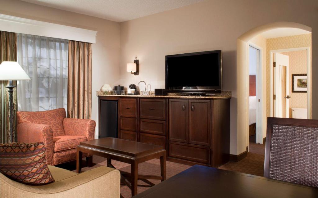 TV a/nebo společenská místnost v ubytování Embassy Suites by Hilton Flagstaff