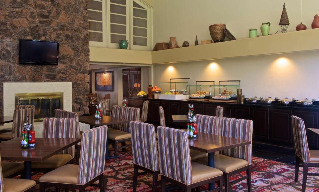 Posezení v ubytování Embassy Suites by Hilton Flagstaff
