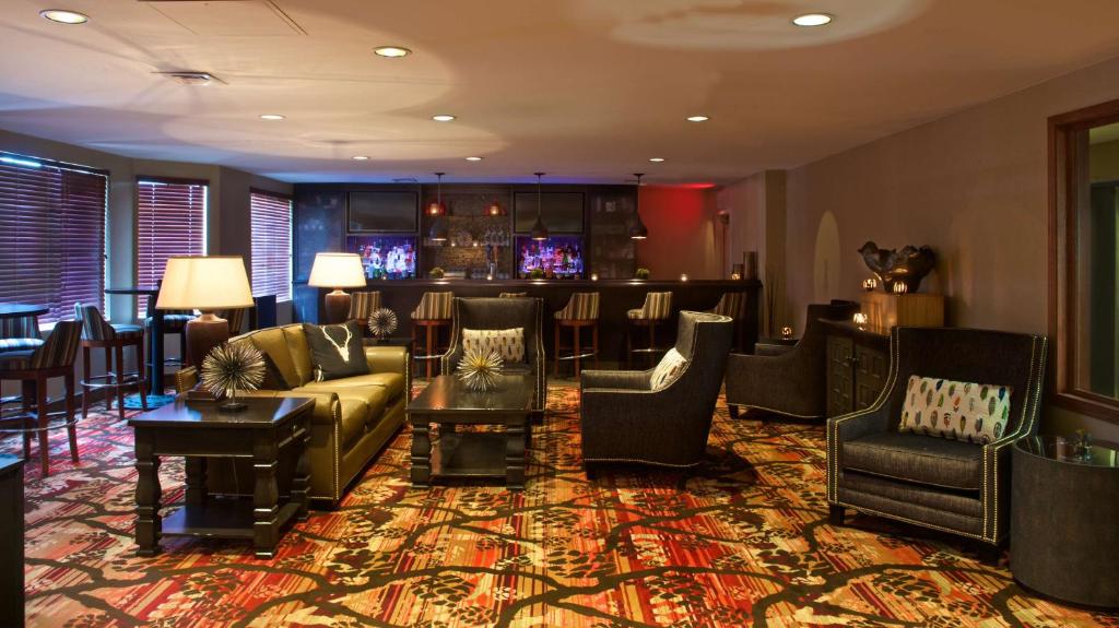 Posezení v ubytování Embassy Suites by Hilton Flagstaff