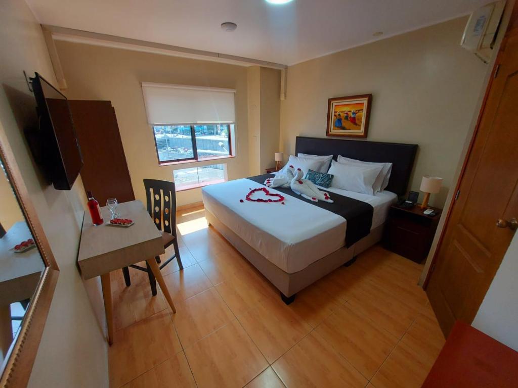 Postel nebo postele na pokoji v ubytování Epiqus Hotel