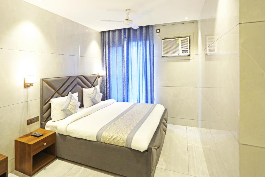 Postel nebo postele na pokoji v ubytování Hotel Preet Inn 05 mints walking Distance Nizamuddin Railway Station