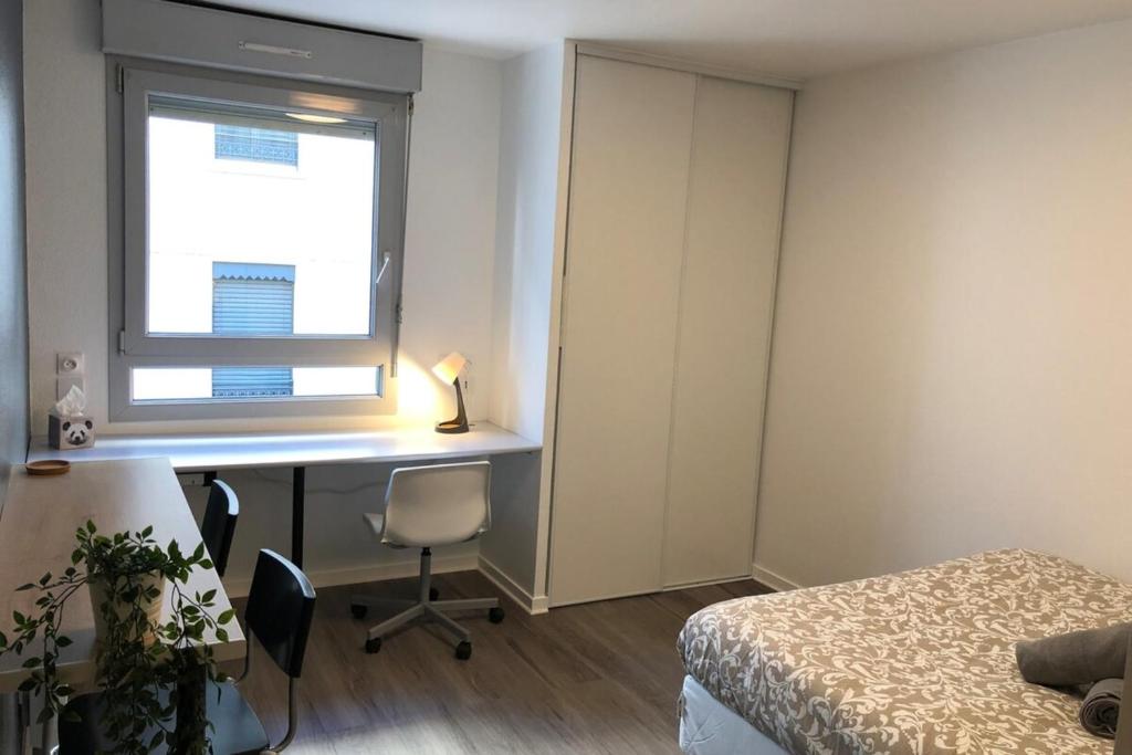 1 dormitorio con escritorio, 1 cama y ventana en Le Montesquieu-élégant studio -5 min Bellecour, en Lyon