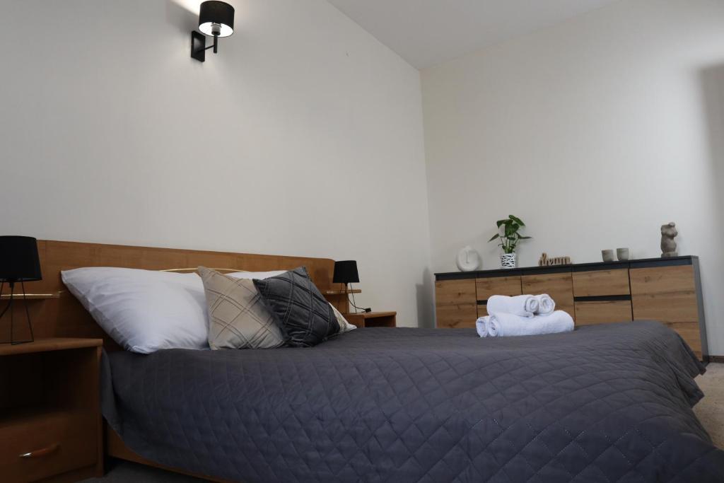 1 dormitorio con 1 cama grande y edredón azul en Apartament w kamienicy, en Ostróda