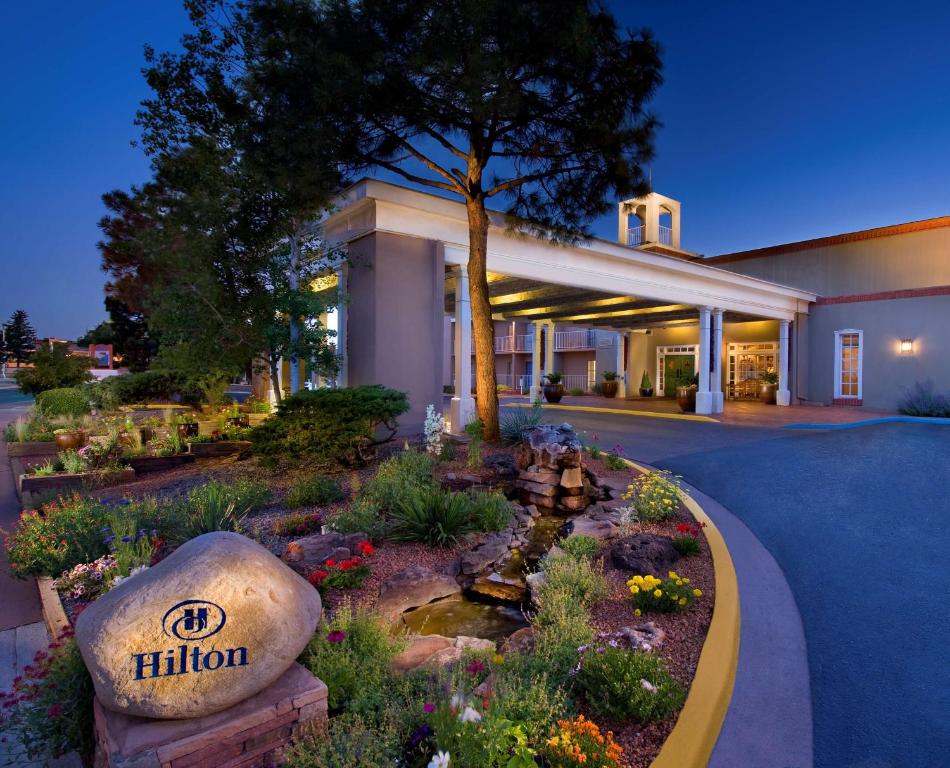 un hotel con jardín frente a un edificio en Hilton Santa Fe Historic Plaza, en Santa Fe