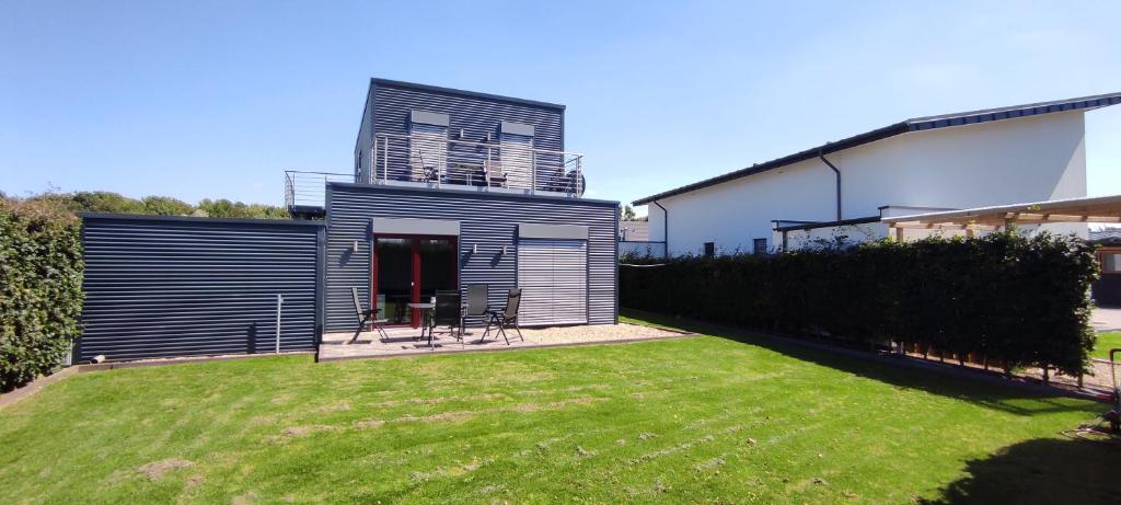 ein Haus mit Rasen vor einem Gebäude in der Unterkunft Seepark Goch-Kessel in Kessel