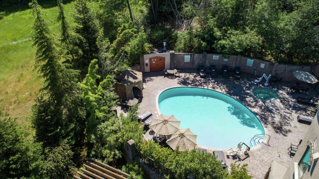 an overhead view of a swimming pool in a yard at Hilton Santa Cruz Scotts Valley in Santa Cruz