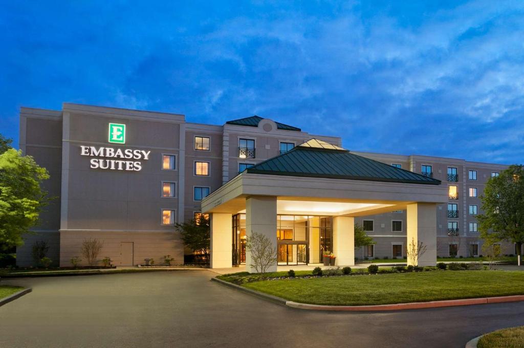 Ariott Embassy Suites Edifício com um sinal que lê suites embaixada em Embassy Suites by Hilton Philadelphia Airport em Filadélfia