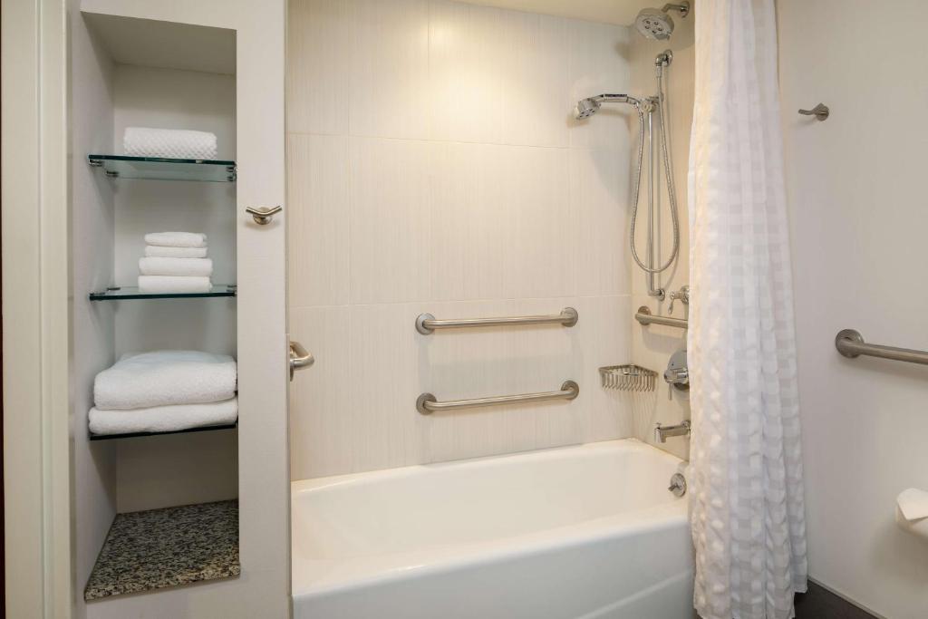 DoubleTree by Hilton Pittsburgh - Cranberry photo