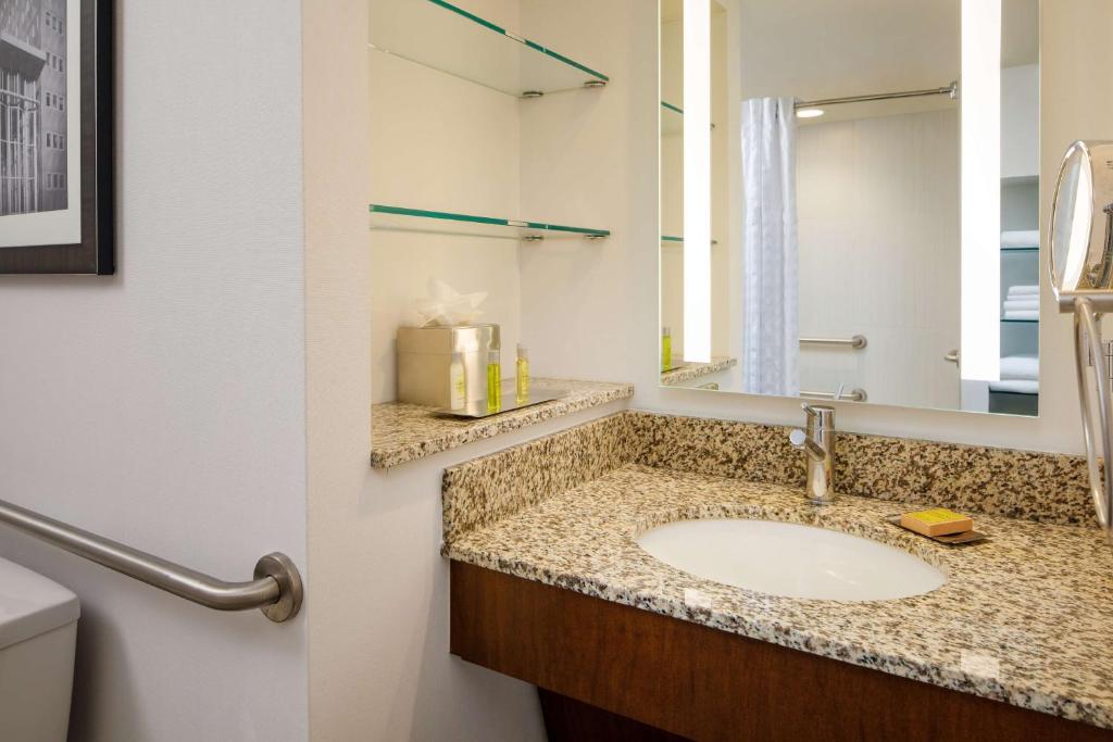 DoubleTree by Hilton Pittsburgh - Cranberry photo