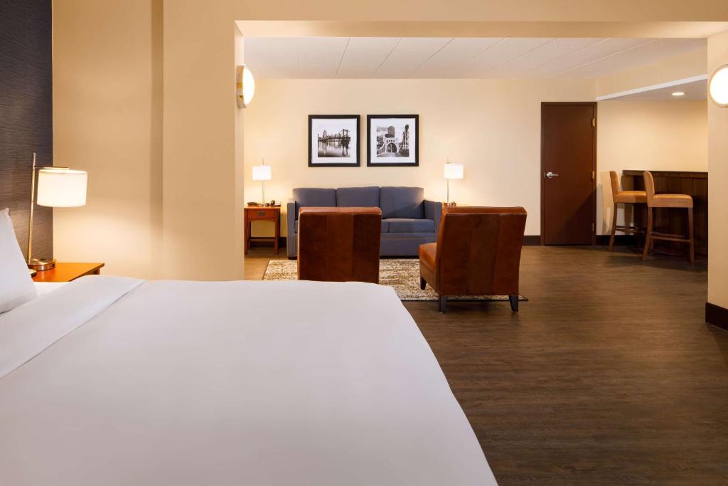 DoubleTree by Hilton Pittsburgh - Cranberry photo