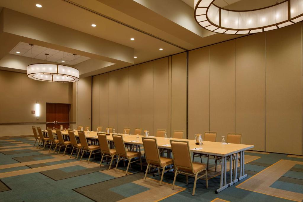 DoubleTree by Hilton Pittsburgh - Cranberry photo