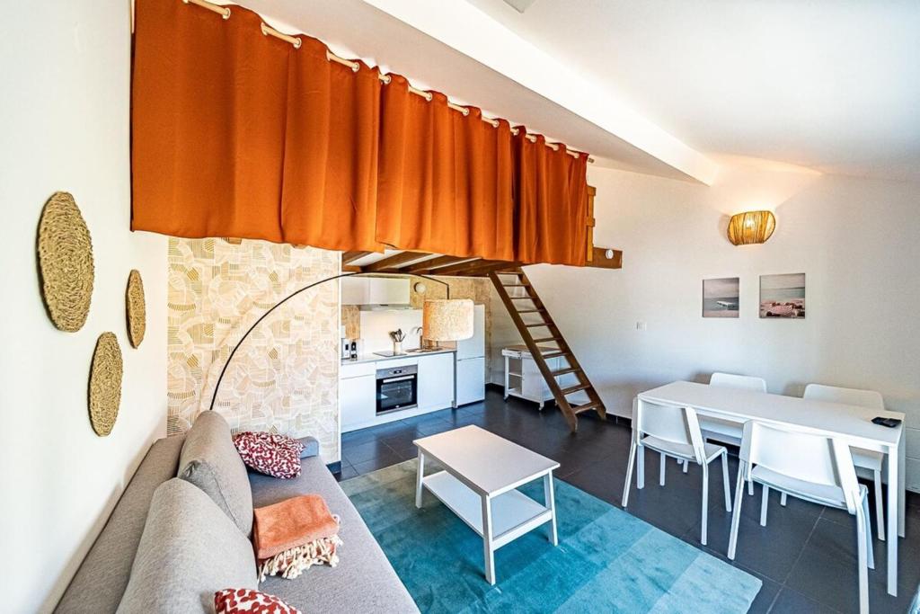 un soggiorno con divano e tavolo di Le Cocoon-4pers avec mezzanine-Cusset Villeurbanne a Villeurbanne