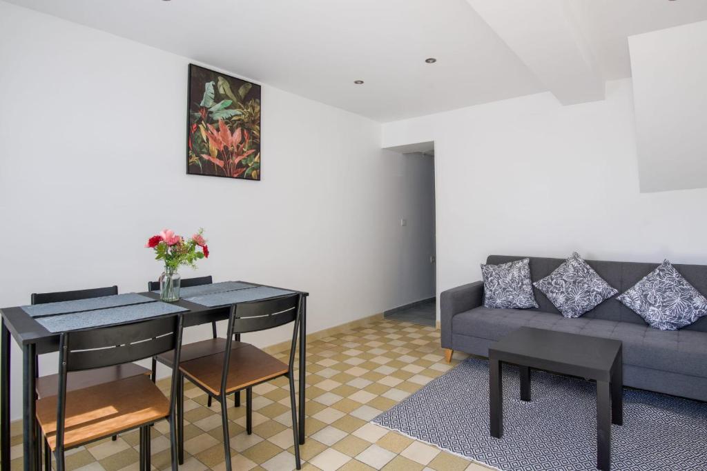 ein Wohnzimmer mit einem Sofa und einem Tisch in der Unterkunft Charming house in Faches-Thumesnil - Welkeys in Faches-Thumesnil