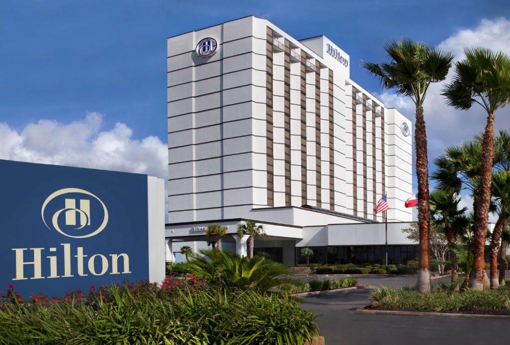 um hotel com um sinal hilton em frente em Hilton Houston NASA Clear Lake em Seabrook