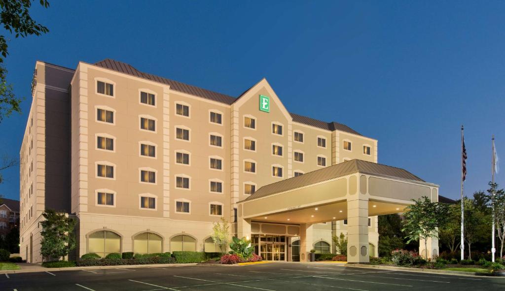 ein Hotel mit einem Parkplatz davor in der Unterkunft Embassy Suites by Hilton Dulles Airport in Herndon