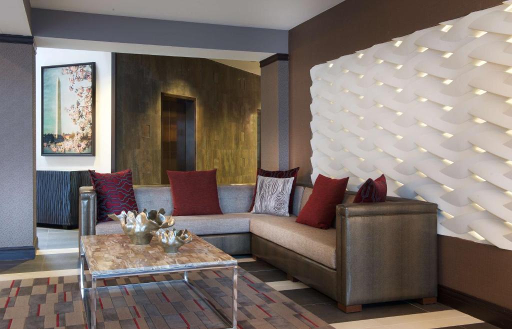 Ein Sitzbereich in der Unterkunft Embassy Suites by Hilton Dulles Airport