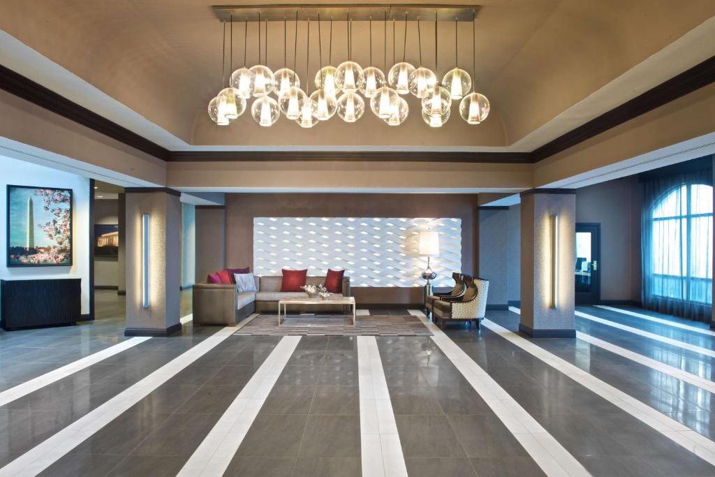 Ein Sitzbereich in der Unterkunft Embassy Suites by Hilton Dulles Airport
