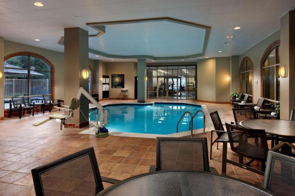 Der Swimmingpool an oder in der Nähe von Embassy Suites by Hilton Dulles Airport