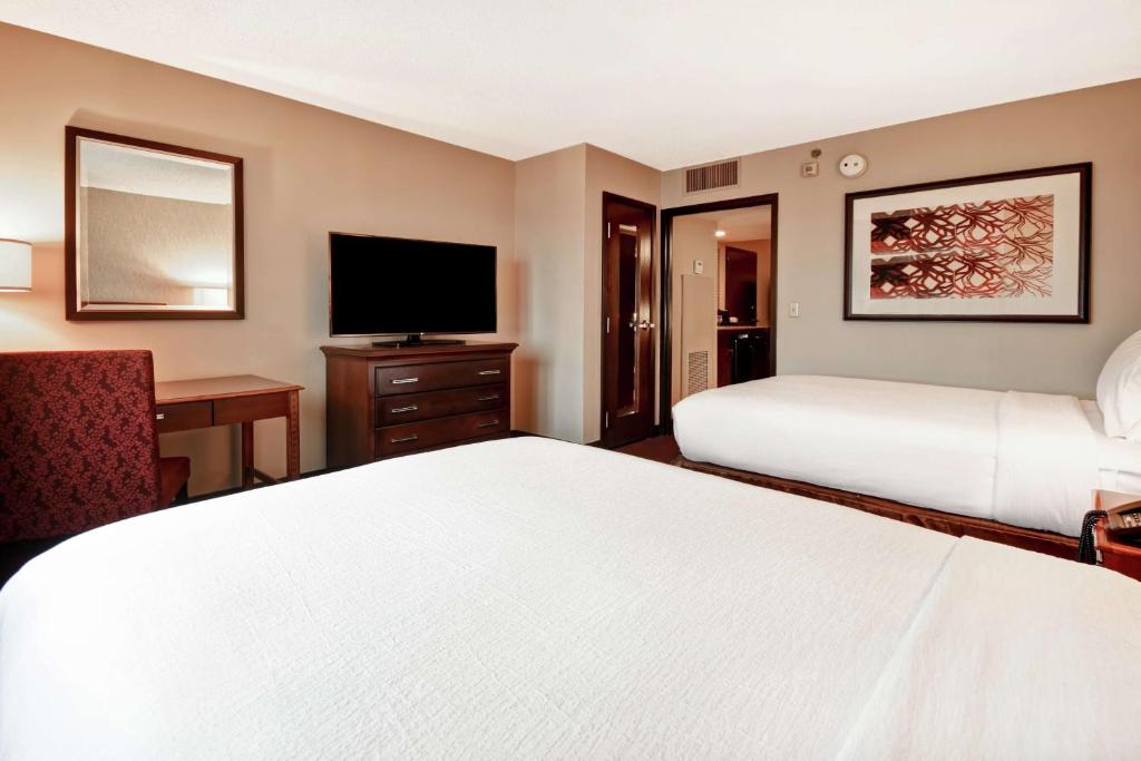 Ein Bett oder Betten in einem Zimmer der Unterkunft Embassy Suites by Hilton Dulles Airport