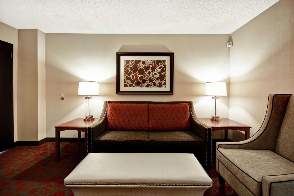 Ein Sitzbereich in der Unterkunft Embassy Suites by Hilton Dulles Airport