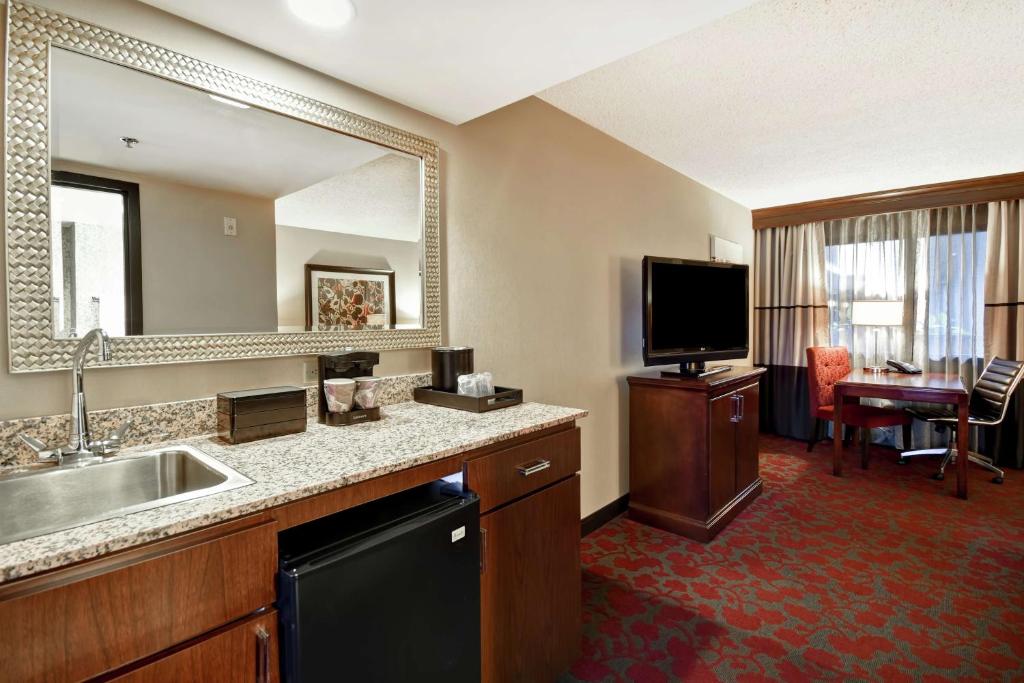 TV&#47;Unterhaltungsangebot in der Unterkunft Embassy Suites by Hilton Dulles Airport