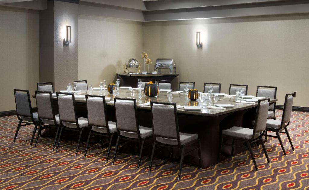 Ein Restaurant oder anderes Speiselokal in der Unterkunft Embassy Suites by Hilton Dulles Airport 
