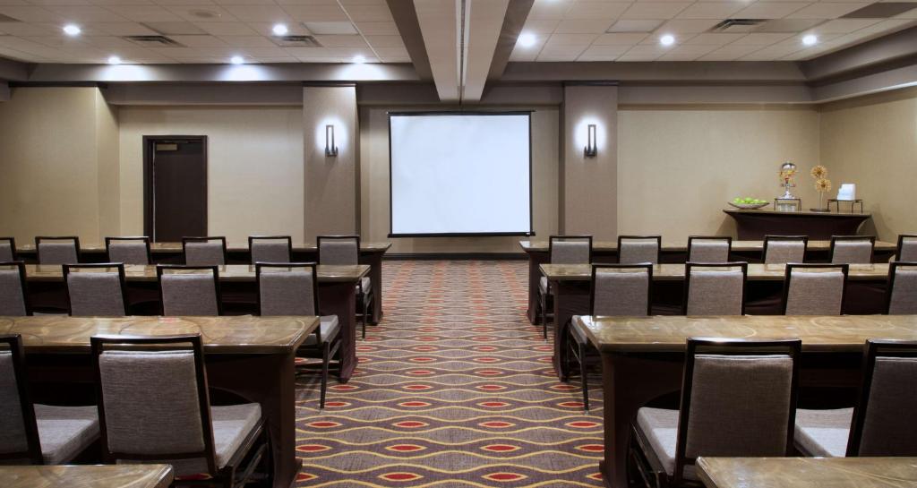 Der Geschäftsbereich oder Konferenzraum in der Unterkunft Embassy Suites by Hilton Dulles Airport