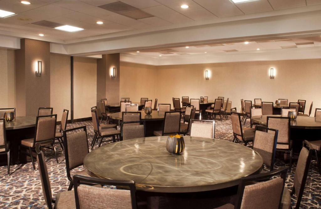 Ein Restaurant oder anderes Speiselokal in der Unterkunft Embassy Suites by Hilton Dulles Airport 