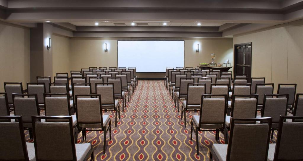 Der Geschäftsbereich oder Konferenzraum in der Unterkunft Embassy Suites by Hilton Dulles Airport