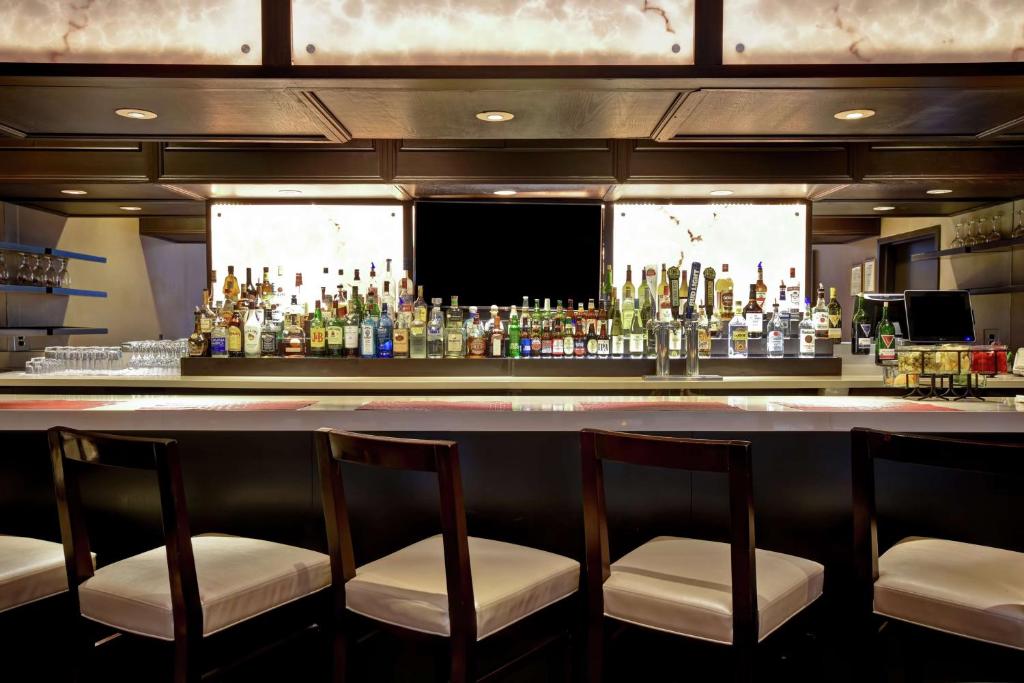 Lounge oder Bar in der Unterkunft Embassy Suites by Hilton Dulles Airport