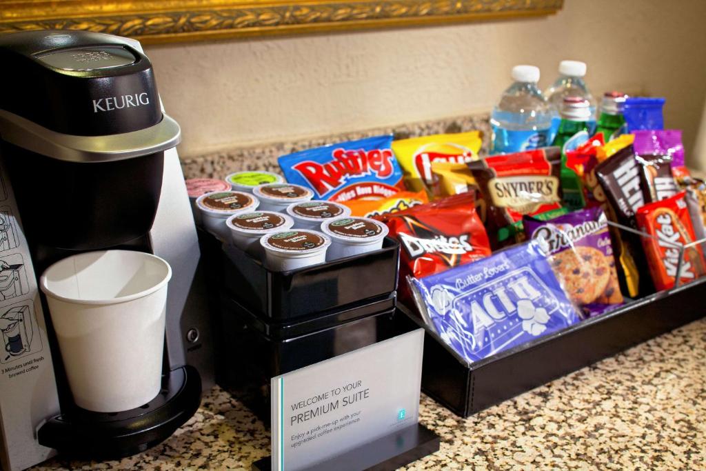 Kaffee-&#47;Teezubehör in der Unterkunft Embassy Suites by Hilton Dulles Airport