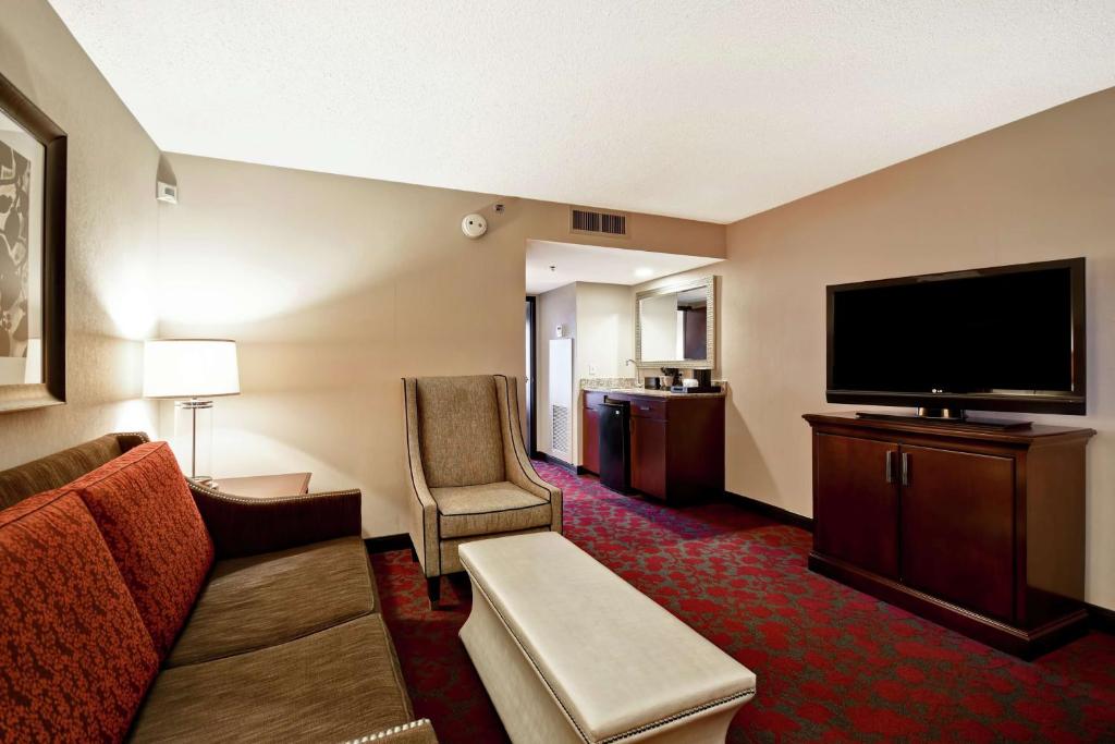 TV&#47;Unterhaltungsangebot in der Unterkunft Embassy Suites by Hilton Dulles Airport