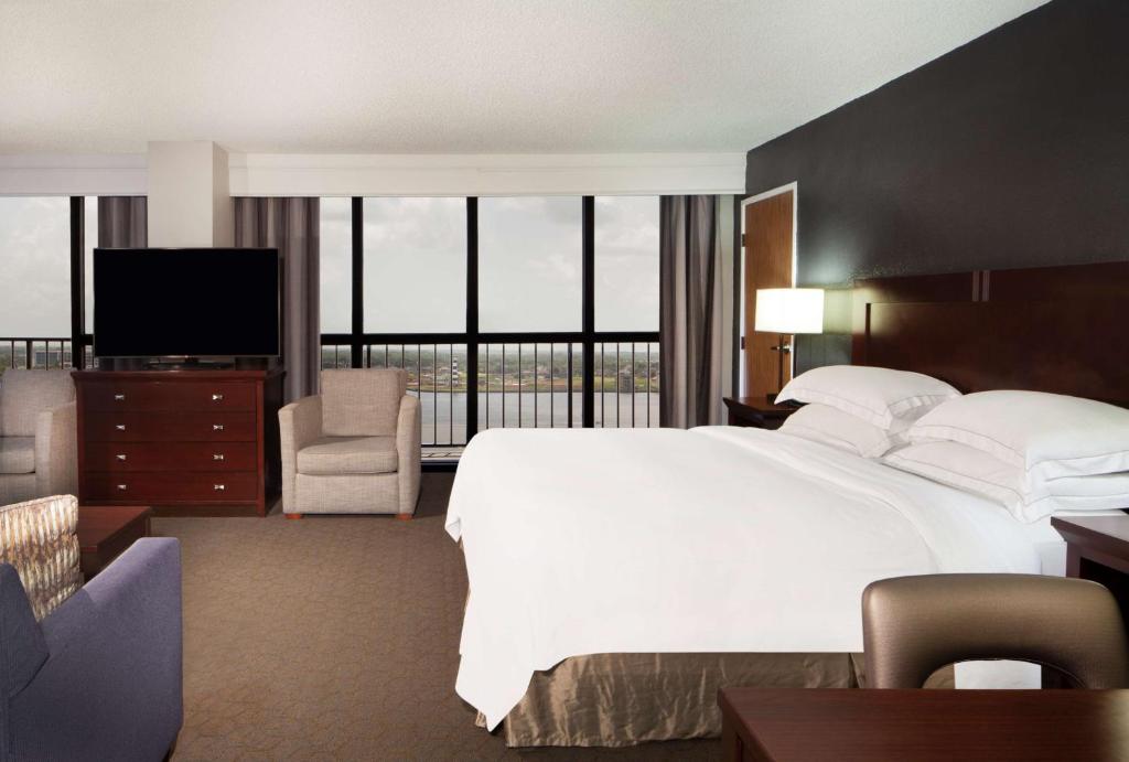 Hilton Houston NASA Clear Lake - King Parlon Room Met Bankbed - Lakefront