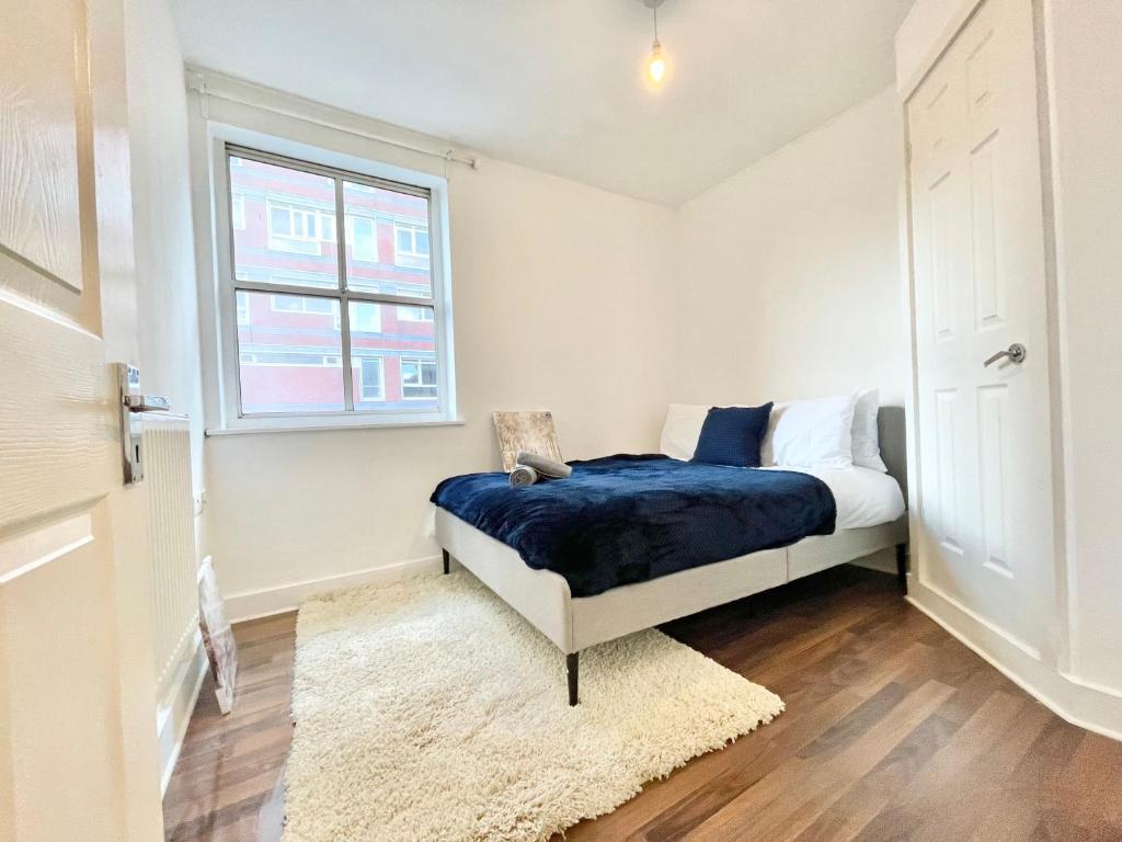 a bedroom with a bed and a window at Town Centre Flat- Great for Contractors - Sleeps 4 - FREE Parking in Southampton