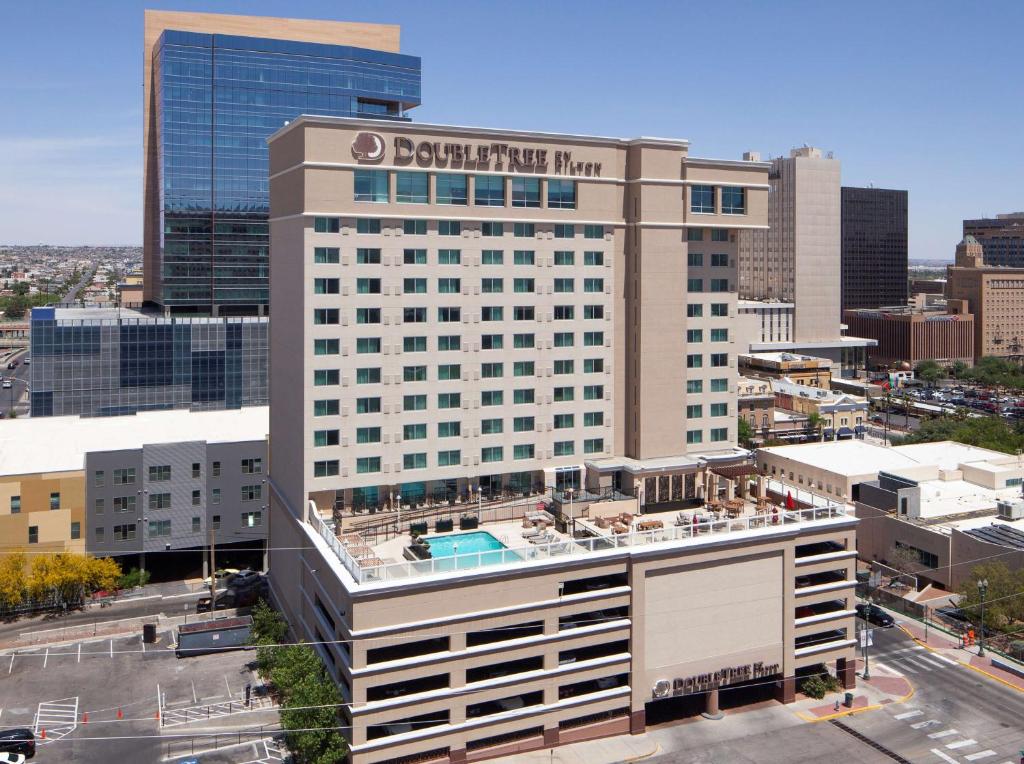 een luchtzicht op een gebouw met een zwembad bij DoubleTree by Hilton El Paso Downtown in El Paso