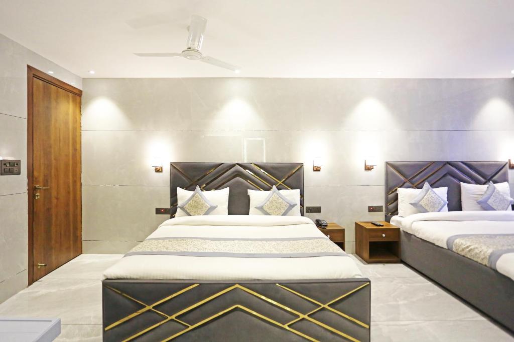Postel nebo postele na pokoji v ubytování Hotel Preet Inn 05 mints walking Distance Nizamuddin Railway Station