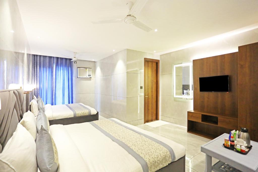 Postel nebo postele na pokoji v ubytování Hotel Preet Inn 05 mints walking Distance Nizamuddin Railway Station