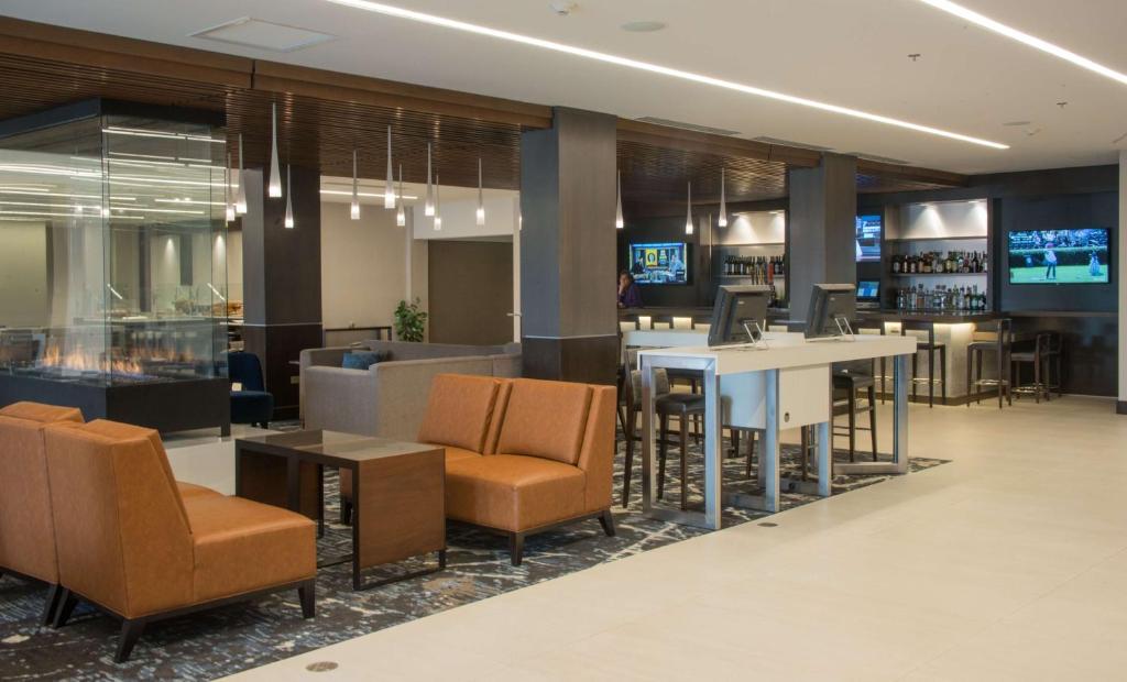 Posezení v ubytování DoubleTree by Hilton Hotel Syracuse
